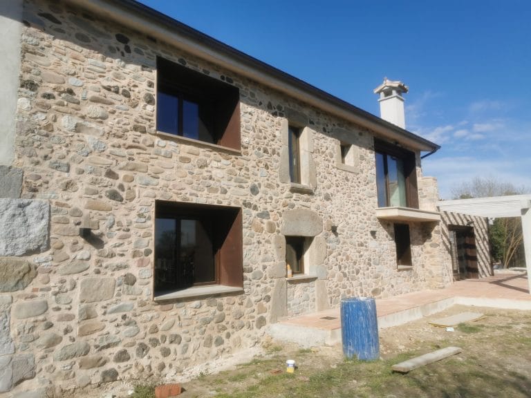 Sorrejat i neteja de parets exteriors en edifici rústic a Girona