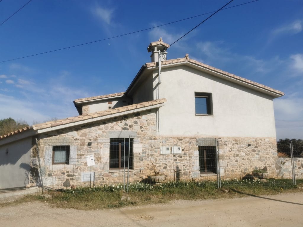 Habitatge amb paret inferior de pedra netejada mitjançant sorrejats a Girona