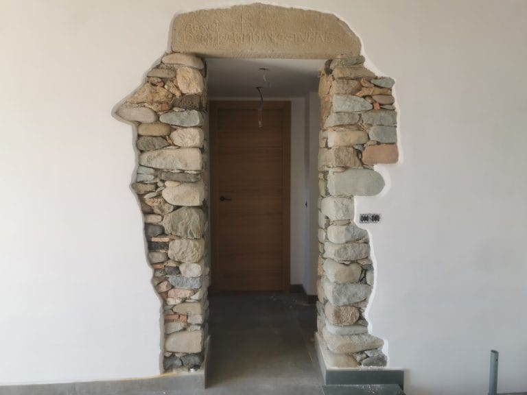 Arc de pedra interior restaurat amb tècnica de sorrejat a Girona