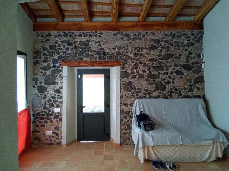 Façana interior rehabilitada amb tècnica de sorrejats Girona en espai diàfan