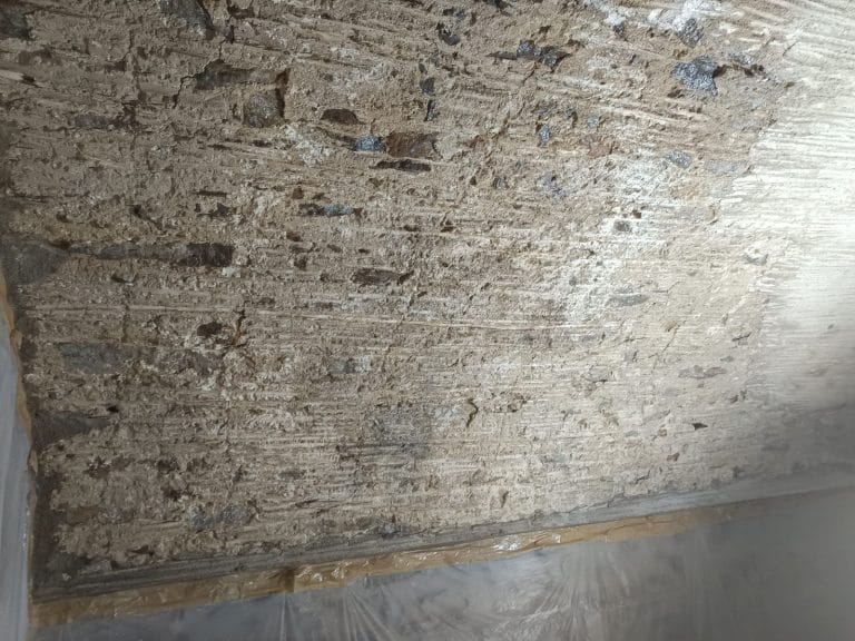 es una pared de pedra amb Sorrejats