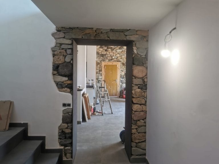 Aplicació de sorrejats Girona en arc interior de pedra d'habitatge rústic