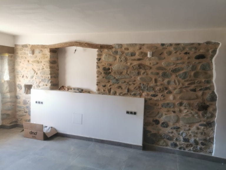 Parets de pedra natural netejades amb sorrejat per interior de cuina a Girona