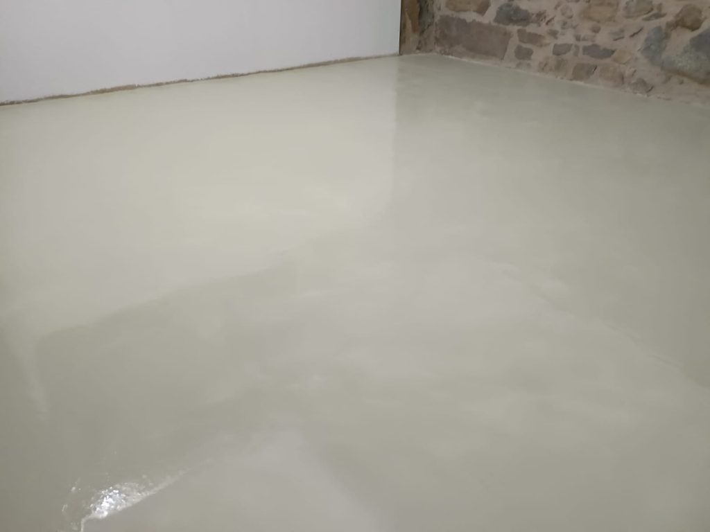 Detall de terra acabat amb microciment, superfície llisa i resistent.